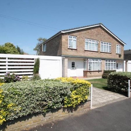Nicely Decorated 3 Bedroom House Near Heathrow, London Staines-upon-Thames ภายนอก รูปภาพ