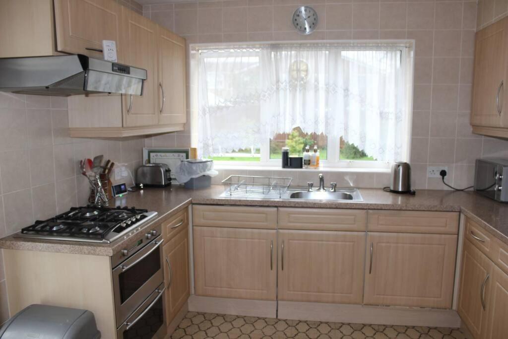 Nicely Decorated 3 Bedroom House Near Heathrow, London Staines-upon-Thames ภายนอก รูปภาพ