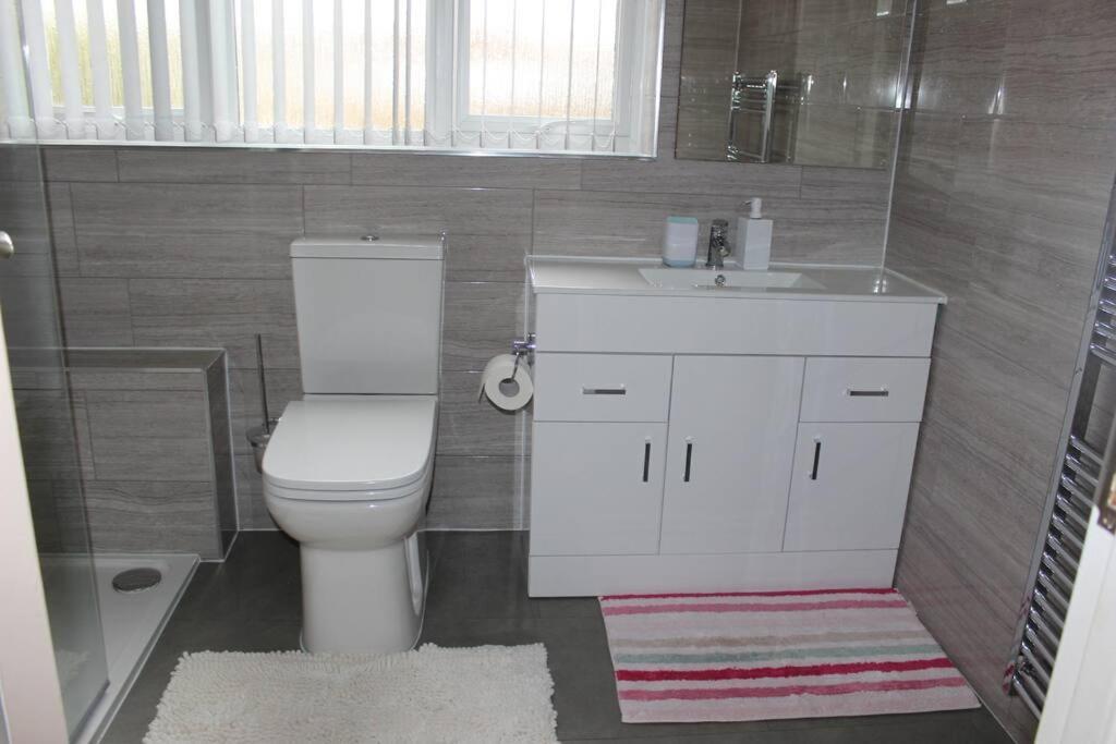 Nicely Decorated 3 Bedroom House Near Heathrow, London Staines-upon-Thames ภายนอก รูปภาพ