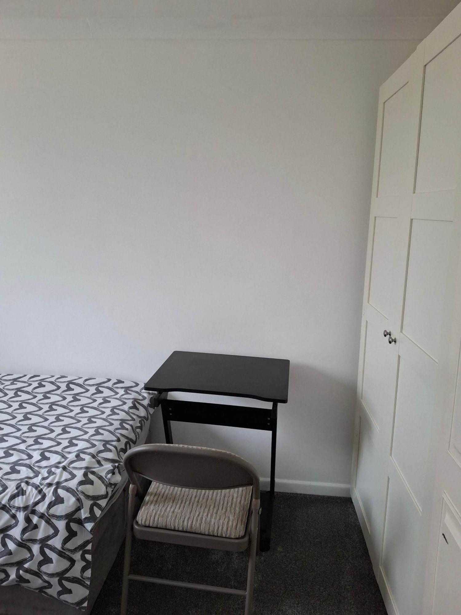 Nicely Decorated 3 Bedroom House Near Heathrow, London Staines-upon-Thames ภายนอก รูปภาพ