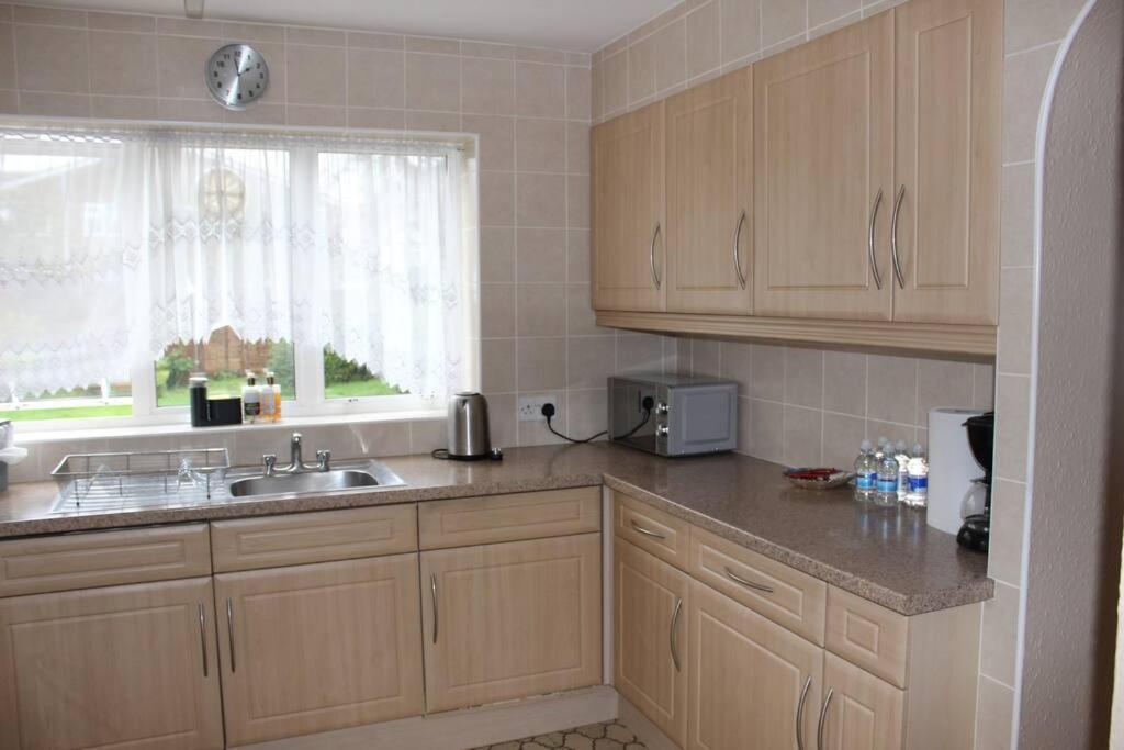 Nicely Decorated 3 Bedroom House Near Heathrow, London Staines-upon-Thames ภายนอก รูปภาพ