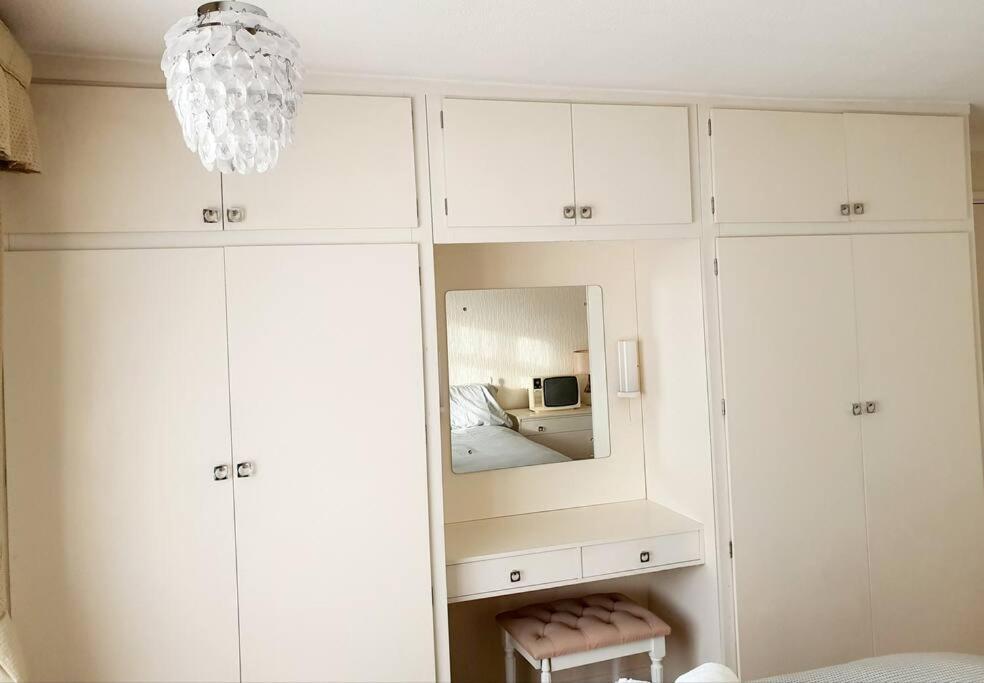 Nicely Decorated 3 Bedroom House Near Heathrow, London Staines-upon-Thames ภายนอก รูปภาพ