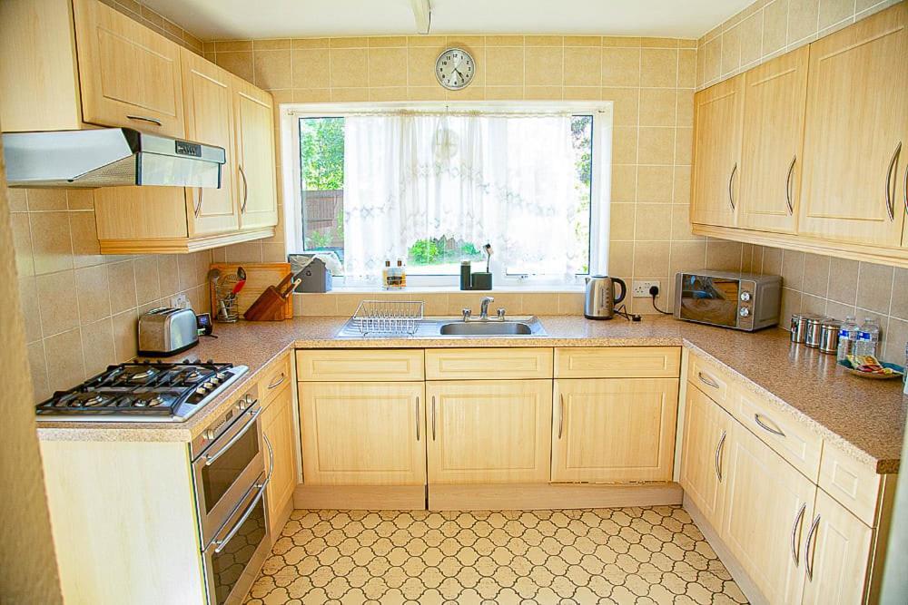 Nicely Decorated 3 Bedroom House Near Heathrow, London Staines-upon-Thames ภายนอก รูปภาพ