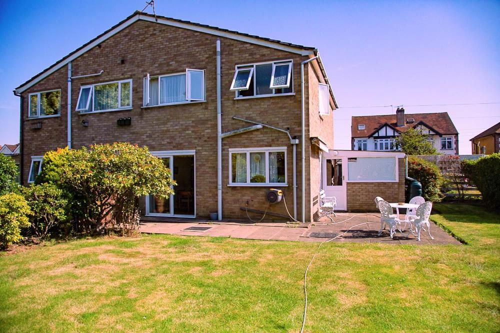 Nicely Decorated 3 Bedroom House Near Heathrow, London Staines-upon-Thames ภายนอก รูปภาพ