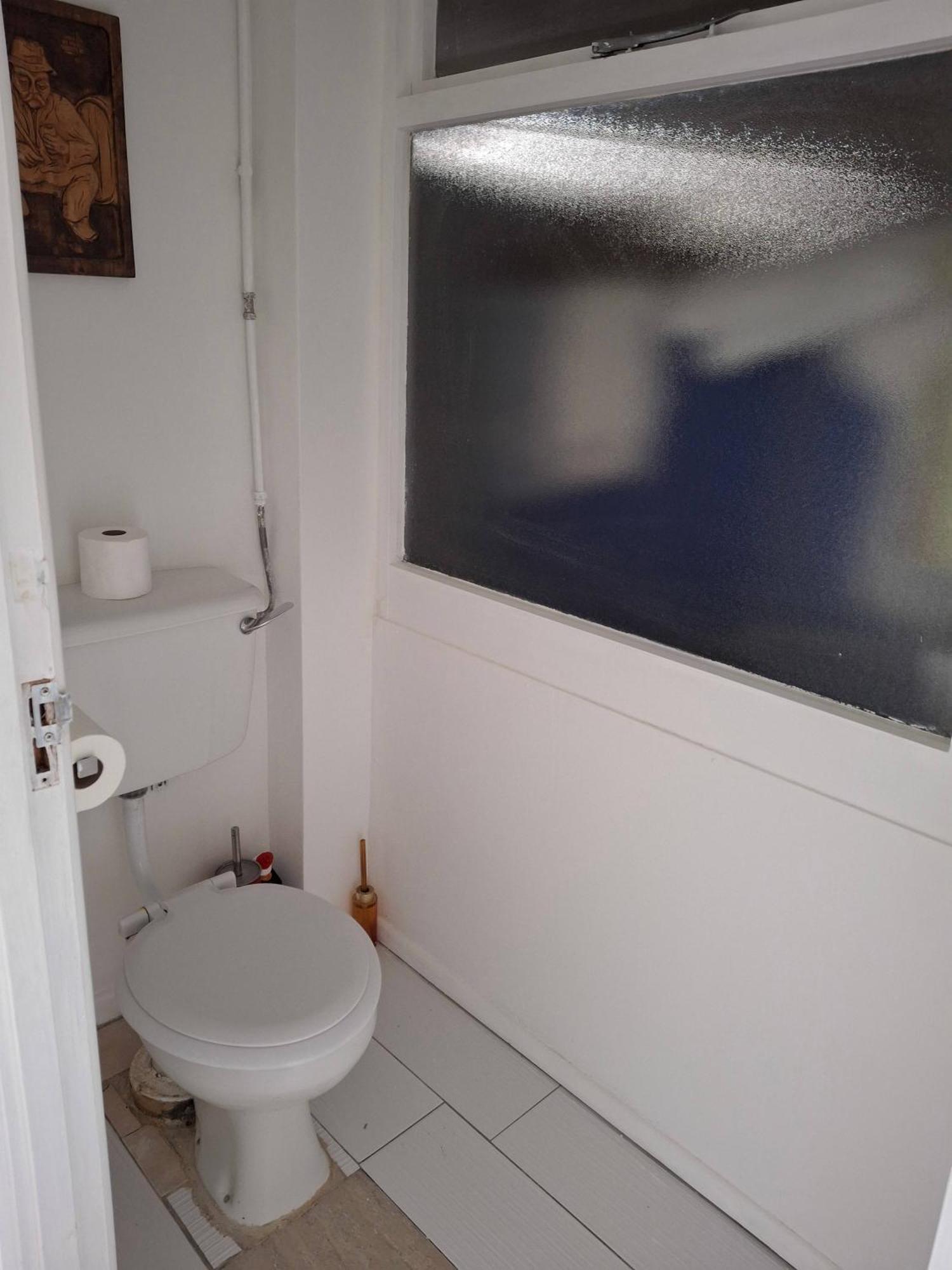 Nicely Decorated 3 Bedroom House Near Heathrow, London Staines-upon-Thames ภายนอก รูปภาพ