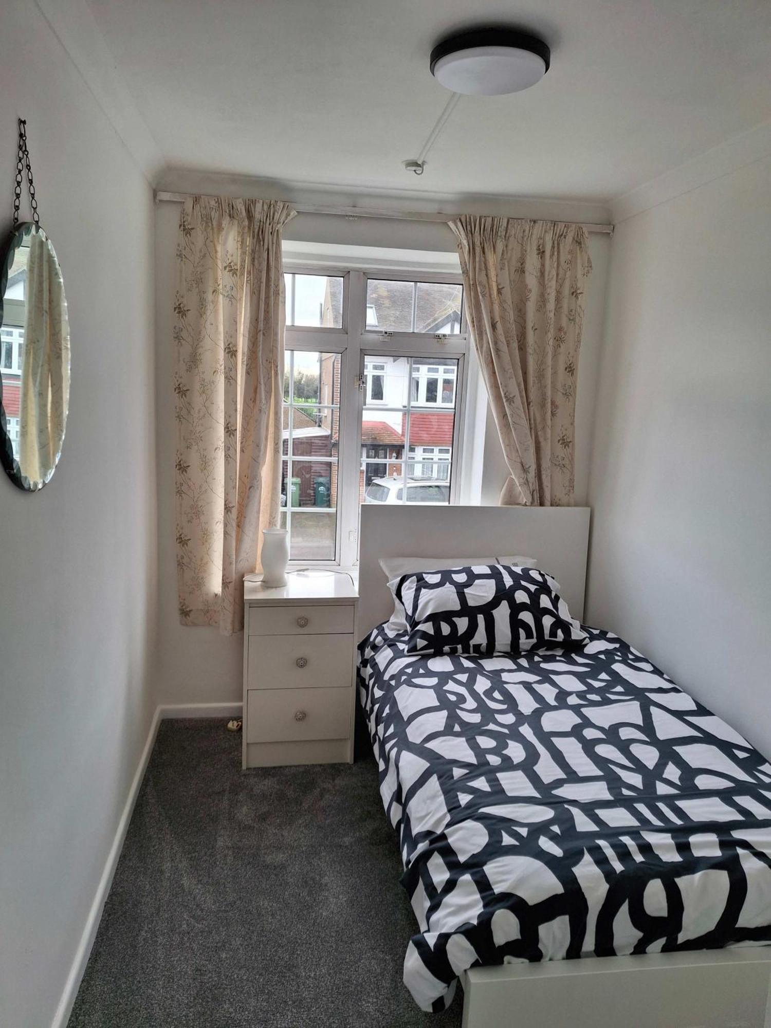 Nicely Decorated 3 Bedroom House Near Heathrow, London Staines-upon-Thames ภายนอก รูปภาพ