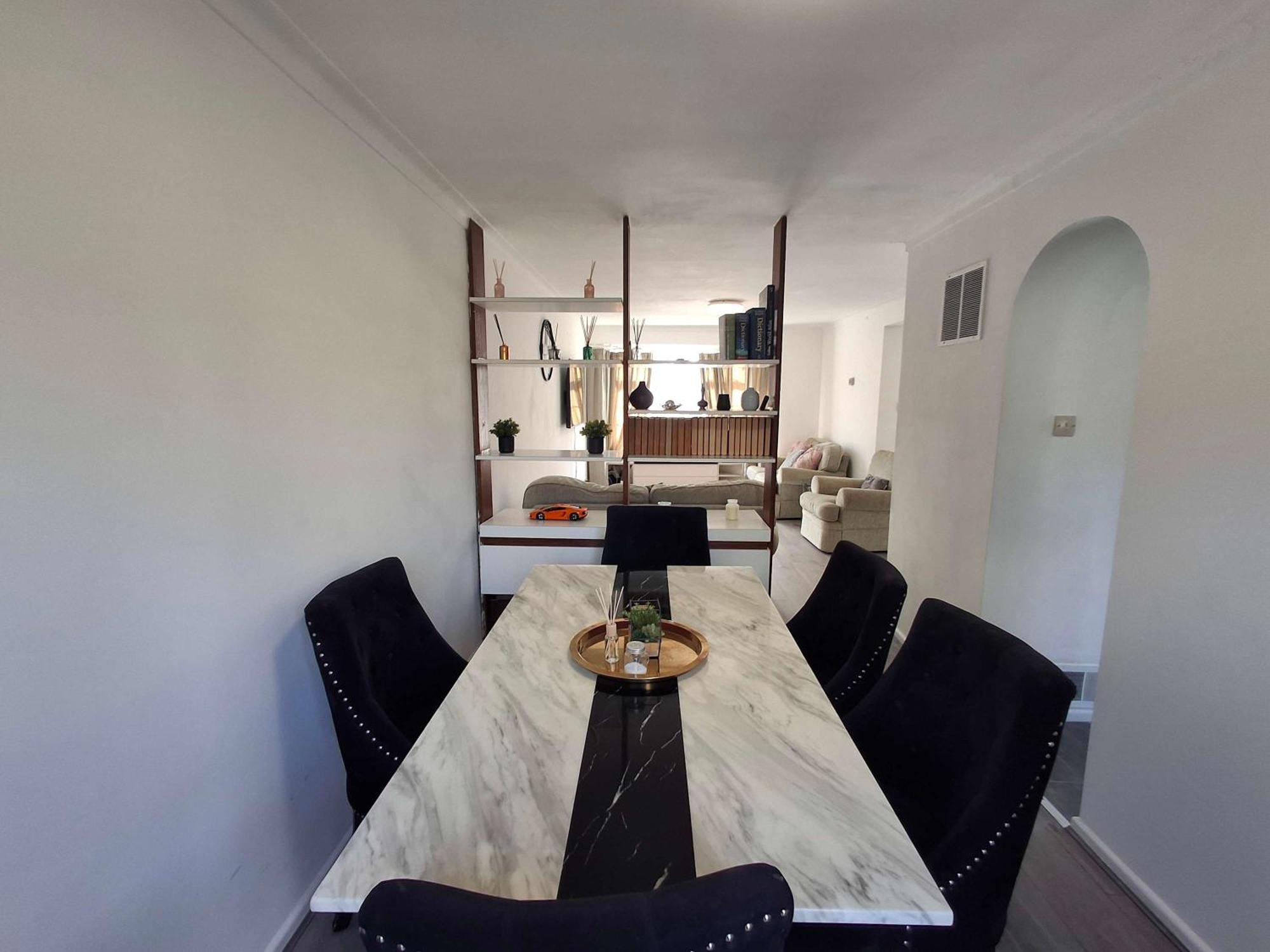 Nicely Decorated 3 Bedroom House Near Heathrow, London Staines-upon-Thames ภายนอก รูปภาพ
