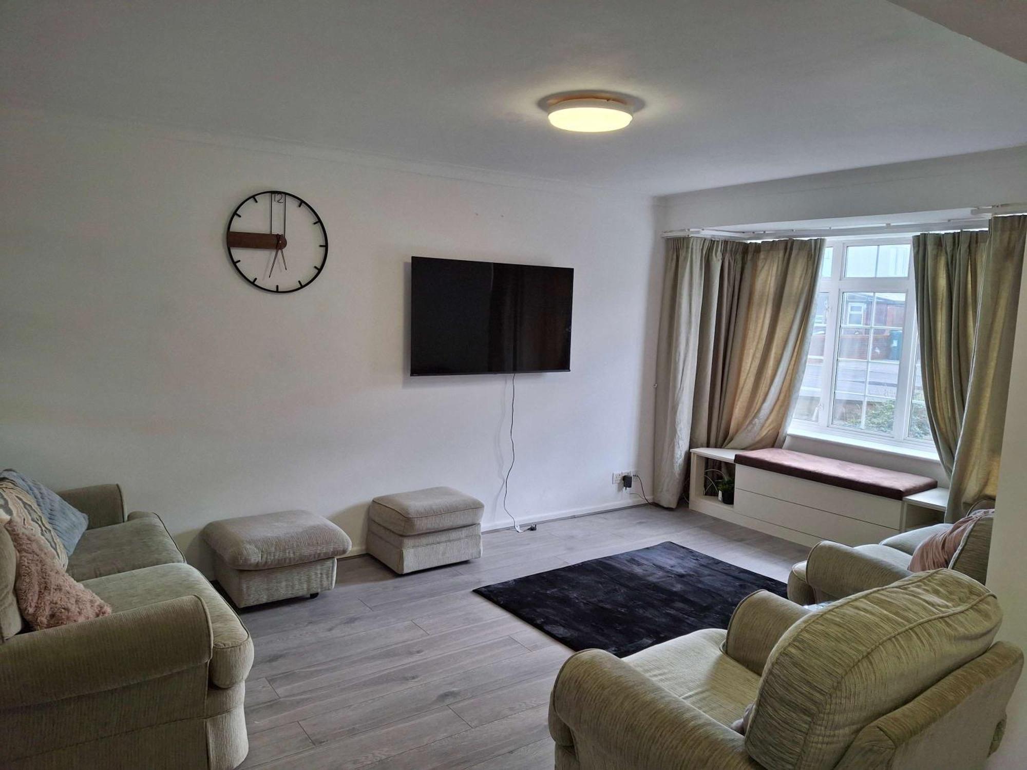 Nicely Decorated 3 Bedroom House Near Heathrow, London Staines-upon-Thames ภายนอก รูปภาพ