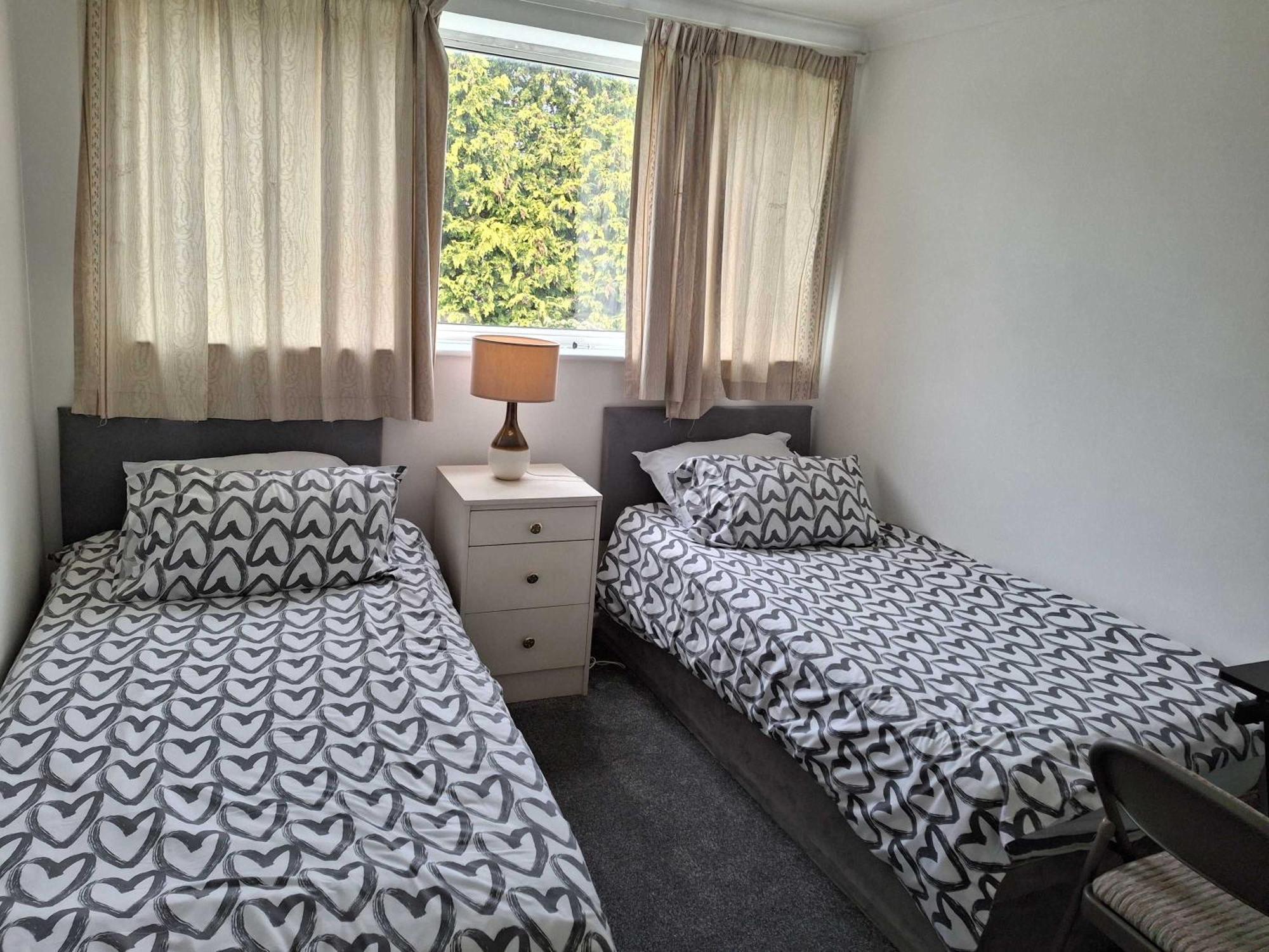 Nicely Decorated 3 Bedroom House Near Heathrow, London Staines-upon-Thames ภายนอก รูปภาพ