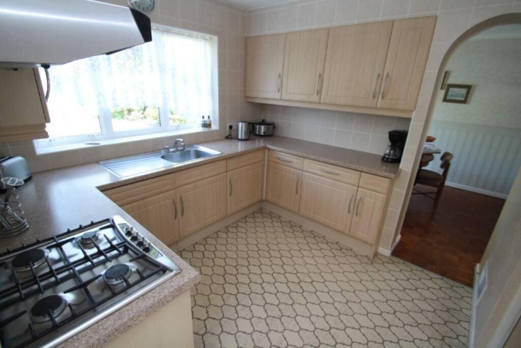 Nicely Decorated 3 Bedroom House Near Heathrow, London Staines-upon-Thames ภายนอก รูปภาพ